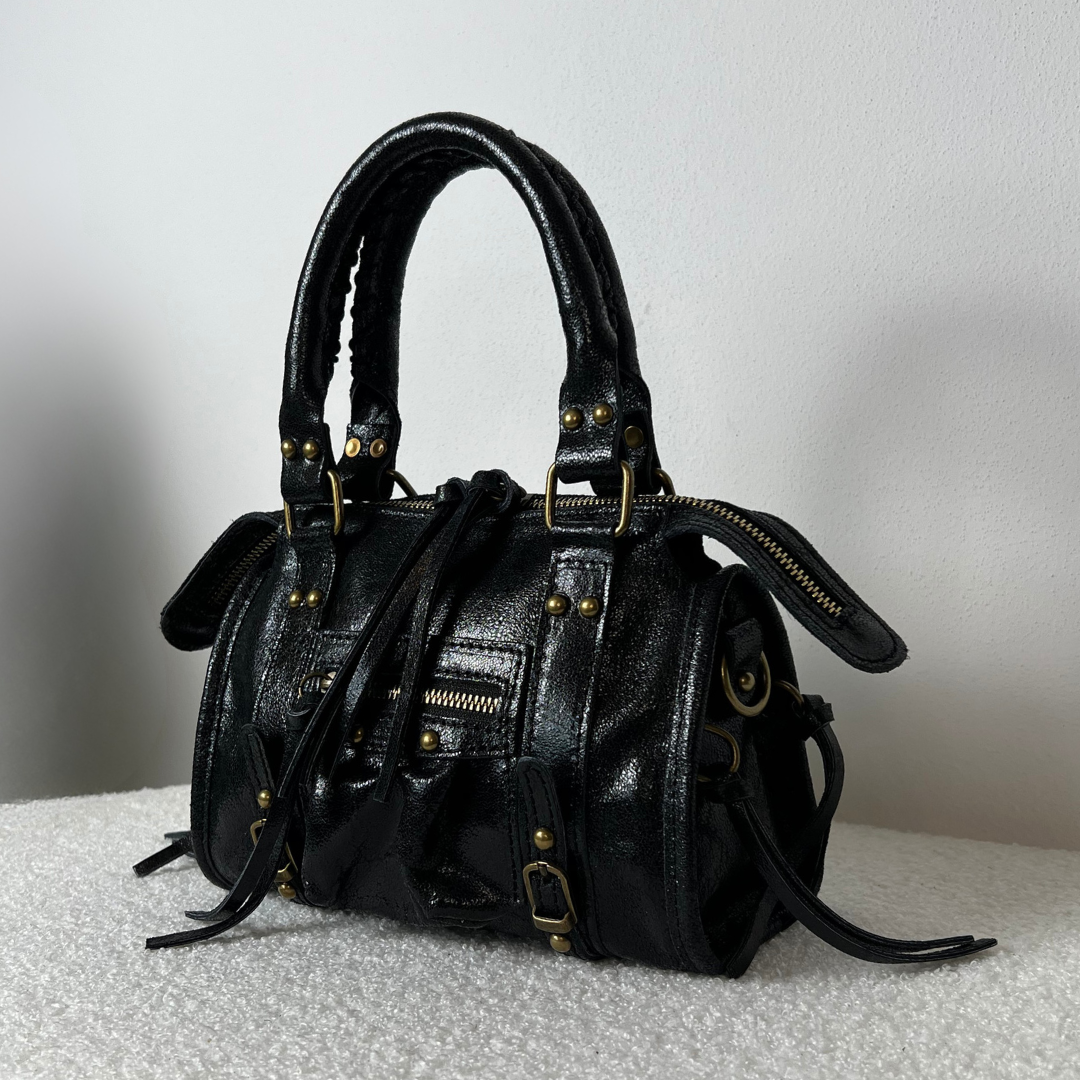 City Bag Nera - Borsa a mano made in italy in black leather with stylish zippers and handles.